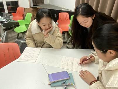 圖二孫老師進(jìn)行示范指導(dǎo)