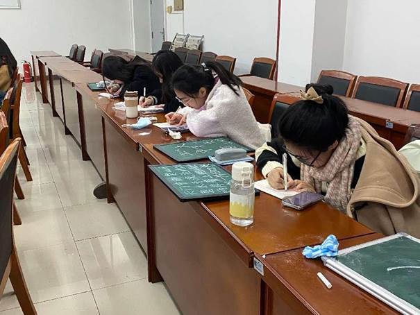 圖三：同學(xué)們進行三筆字練習(xí)