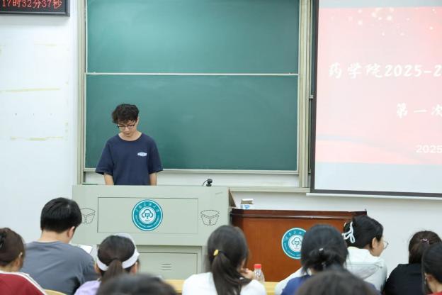 一群人正在聽演講AI 生成的內容可能不正確。