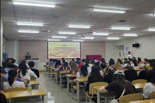 許多人在餐廳里描述已自動(dòng)生成