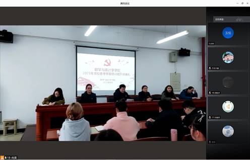 部分同學線上觀看開班典禮 胡靖東 攝