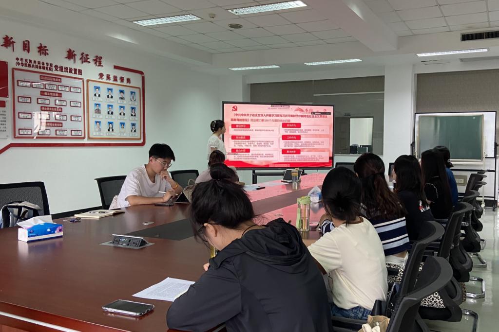 會(huì)議室里的人們描述已自動(dòng)生成