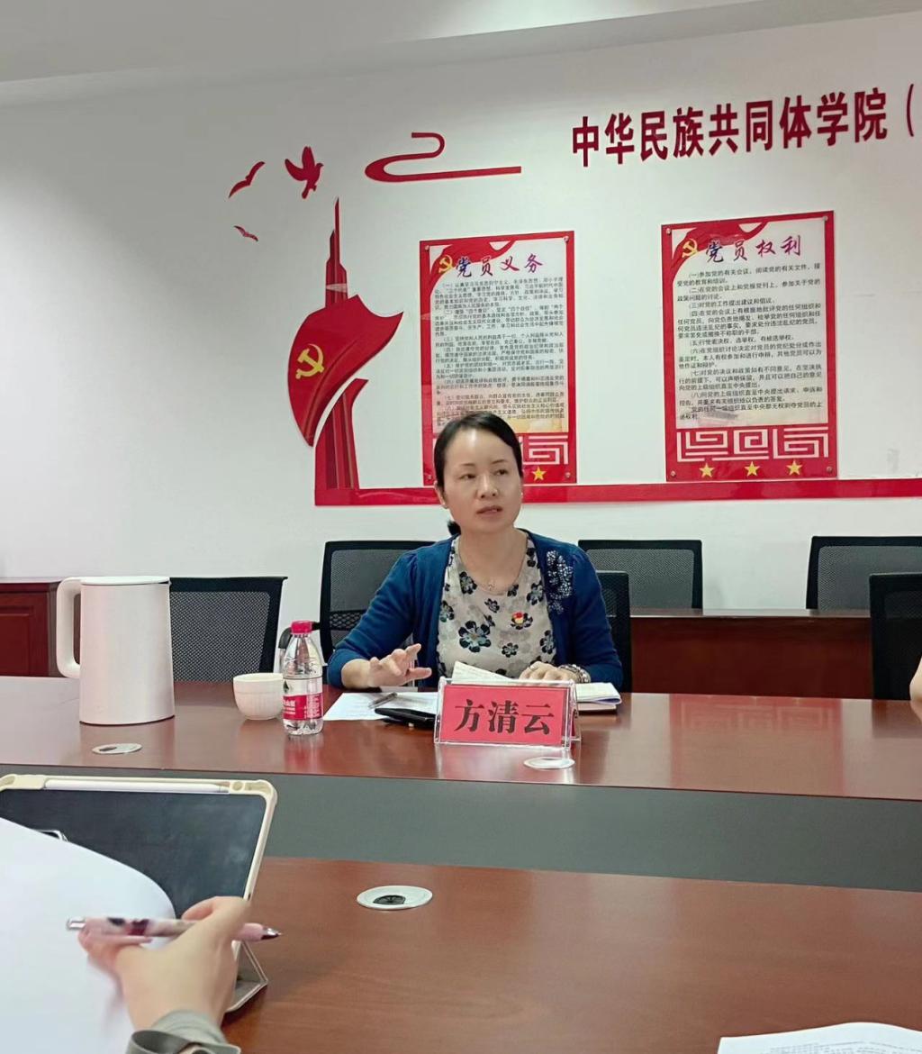 幾個(gè)人在桌子前中度可信度描述已自動(dòng)生成