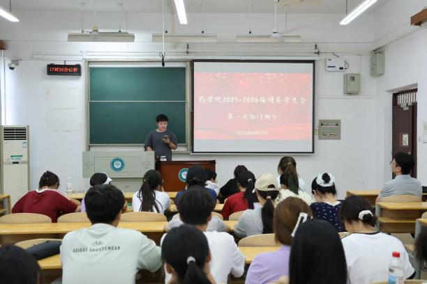 會議室里的人們AI 生成的內容可能不正確。