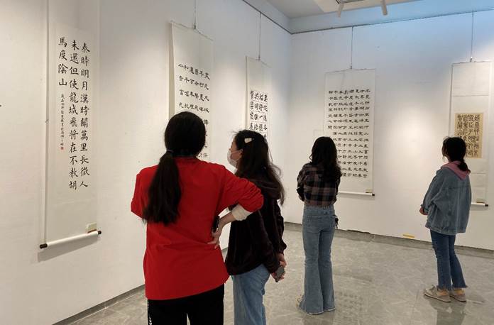 人們站在房間里描述已自動生成